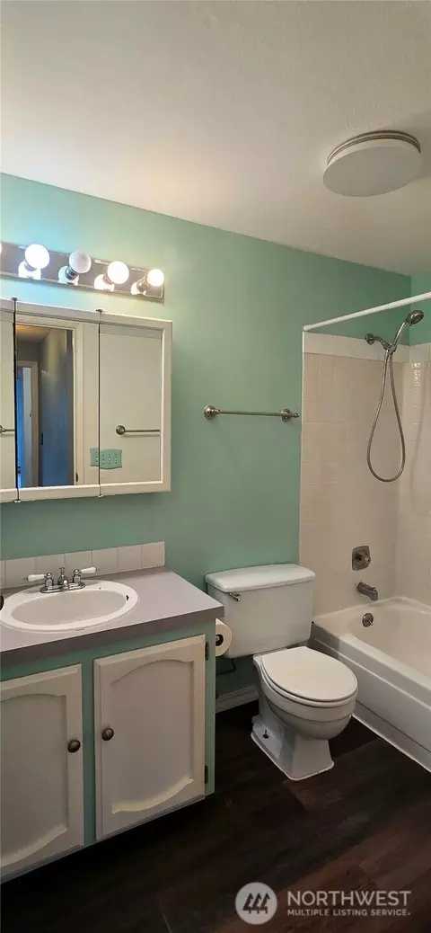 Bath - 820 Cady Rd #H304, Everett, WA 98203 photo 1 of 3