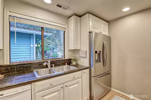 Kitchen - 1800 Mill Creek Rd #4A, Mill Creek, WA 98012 photo 3 of 5