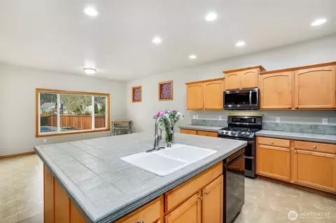 Kitchen - 13708 143rd Ave E, Orting, WA 98360 photo 3 of 4