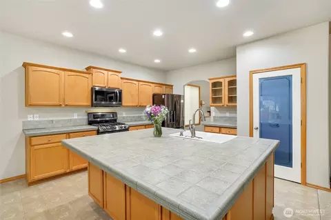 Kitchen - 13708 143rd Ave E, Orting, WA 98360 photo 2 of 4