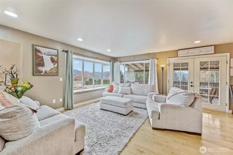 809 N Kenroy Ter, East Wenatchee, WA 98802