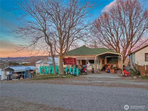111 Young St, Grand Coulee, WA 99133