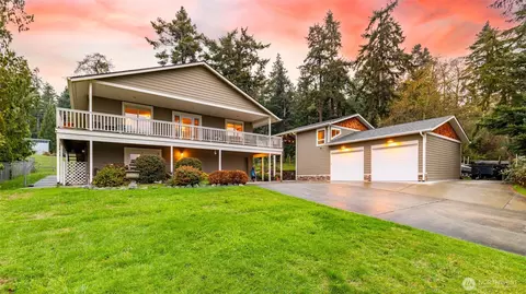 1057 Halsey Dr, Coupeville, WA 98239