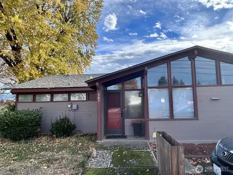 940 SE 12th St, College Place, WA 99324