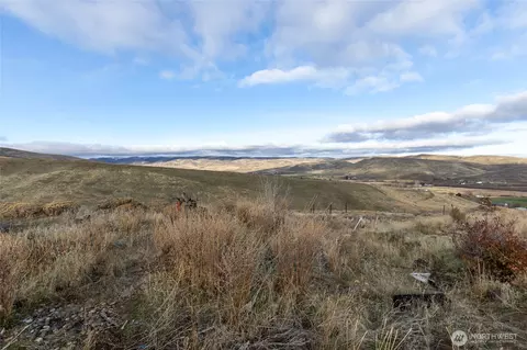 731 Point Dr, Selah, WA 98942