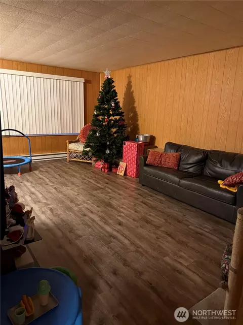Living - 960 19th, Longview, WA 98632 photo 2 of 5