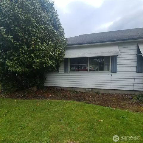 Exterior - 960 19th, Longview, WA 98632 photo 5 of 6