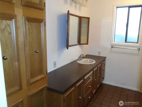 Bath - 960 19th, Longview, WA 98632 photo 1 of 3