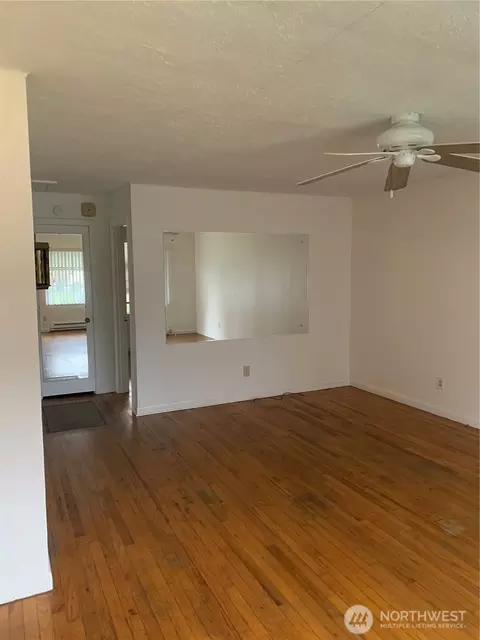 Living - 960 19th, Longview, WA 98632 photo 4 of 5