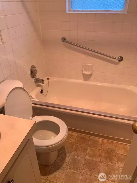 Bath - 960 19th, Longview, WA 98632 photo 3 of 3