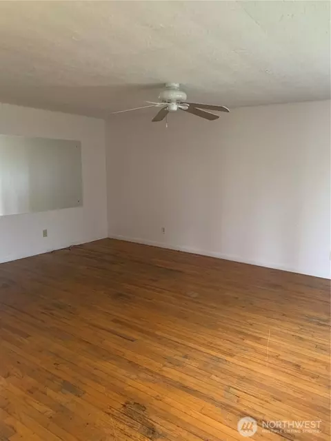 Living - 960 19th, Longview, WA 98632 photo 3 of 5