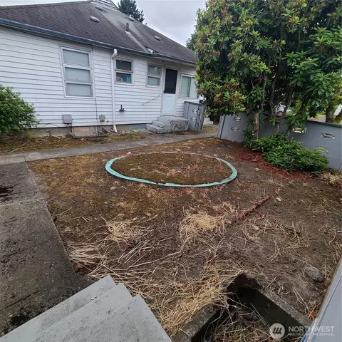 Exterior - 960 19th, Longview, WA 98632 photo 3 of 6
