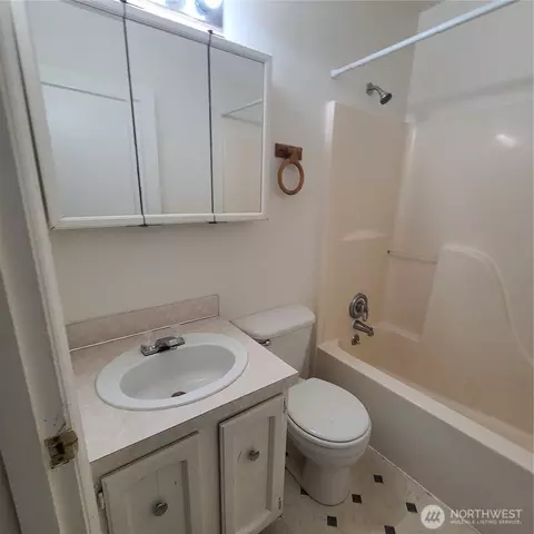 Bath - 960 19th, Longview, WA 98632 photo 2 of 3