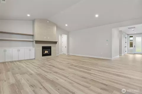 Living - 1529 Lockridge Loop E, Enumclaw, WA 98022 photo 2 of 3