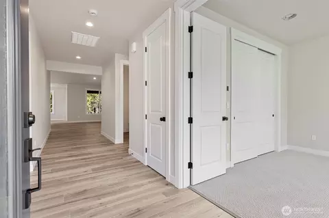 Entry Way - 1529 Lockridge Loop E, Enumclaw, WA 98022 photo 1 of 3