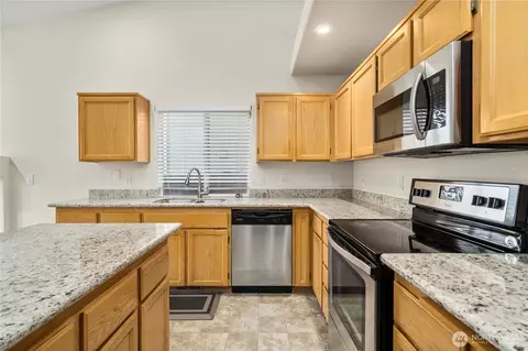Kitchen - 18714 17th Ave E, Spanaway, WA 98387 photo 4 of 7