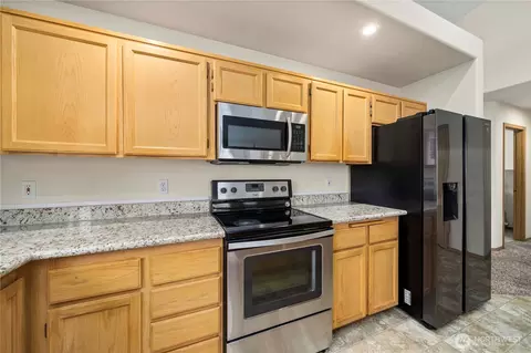 Kitchen - 18714 17th Ave E, Spanaway, WA 98387 photo 3 of 7
