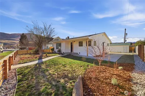 409 N Cedar St, Chelan, WA 98816 photo 2
