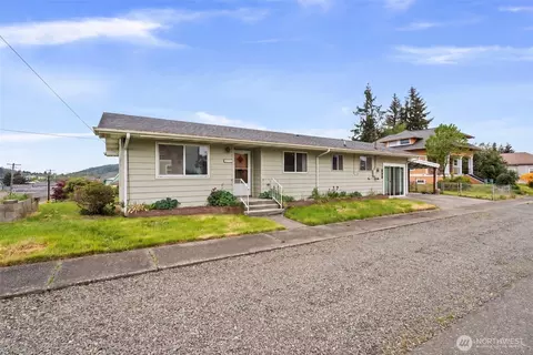 404 Eleventh St, Raymond, WA 98577