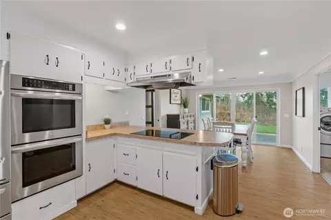 Kitchen - 8 Trinity Pl, Cosmopolis, WA 98537 photo 5 of 5