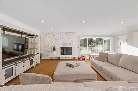 Living - 8 Trinity Pl, Cosmopolis, WA 98537 photo 1 of 1