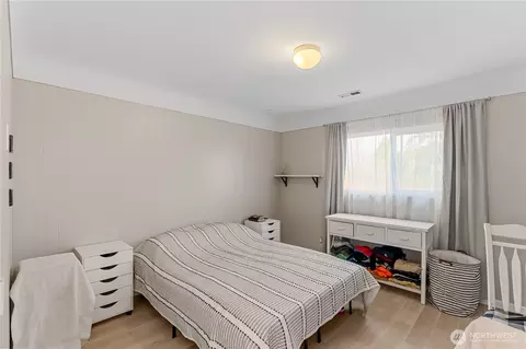 Bedroom - 8 Trinity Pl, Cosmopolis, WA 98537 photo 2 of 4