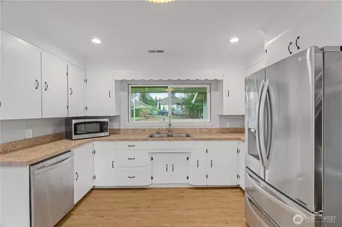 Kitchen - 8 Trinity Pl, Cosmopolis, WA 98537 photo 4 of 5