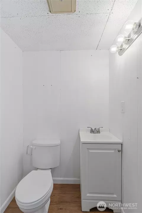 Bath - 8 Trinity Pl, Cosmopolis, WA 98537 photo 1 of 4