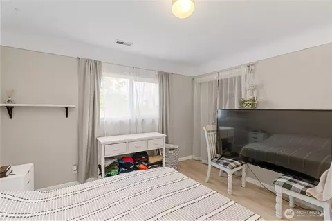 Bedroom - 8 Trinity Pl, Cosmopolis, WA 98537 photo 3 of 4