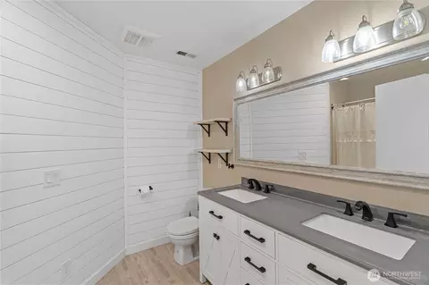 Bath - 8 Trinity Pl, Cosmopolis, WA 98537 photo 3 of 4