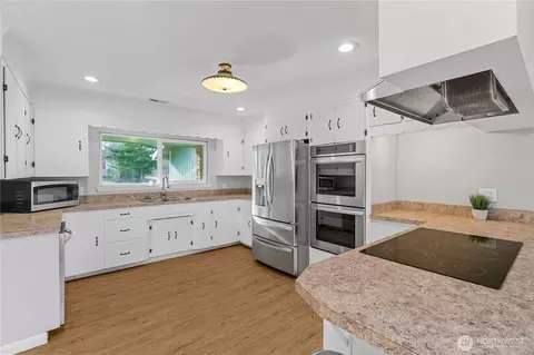 Kitchen - 8 Trinity Pl, Cosmopolis, WA 98537 photo 3 of 5