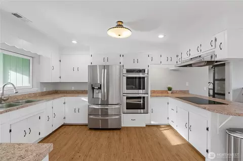 Kitchen - 8 Trinity Pl, Cosmopolis, WA 98537 photo 2 of 5