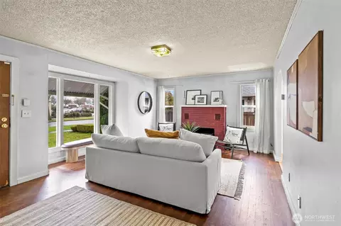 Living - 1715 Mcdougall Ave, Everett, WA 98201 photo 3 of 3