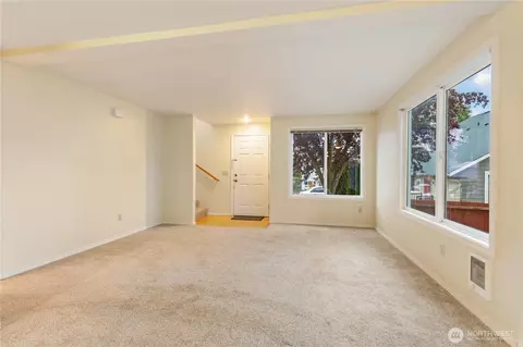 Living - 2902 13th St #3A, Everett, WA 98201 photo 6 of 9