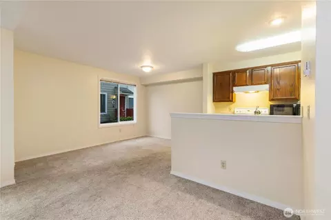 Living - 2902 13th St #3A, Everett, WA 98201 photo 2 of 9