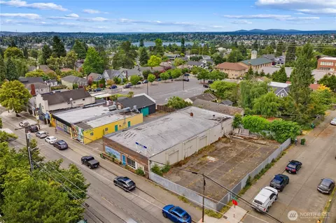 8521 Roosevelt Way NE, Seattle, WA 98115