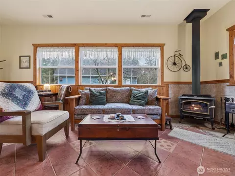 Living - 27114 SE Mud Mountain Rd, Enumclaw, WA 98022 photo 3 of 5