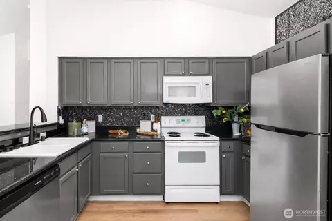 Kitchen - 5809 Highway Pl #B301, Everett, WA 98203 photo 3 of 4