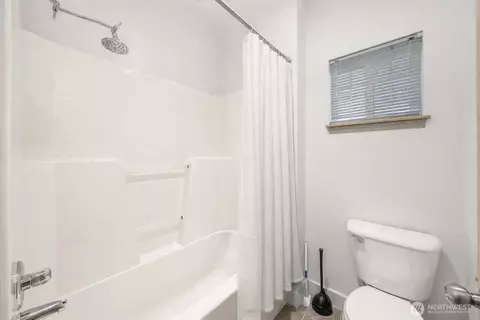 Bath - 5809 Highway Pl #B301, Everett, WA 98203 photo 1 of 3