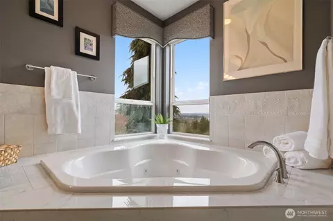 Bath - 2305 NW Douglas St, Camas, WA 98607 photo 4 of 5