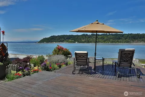 8074 Sandy Hook Dr, Clinton, WA 98236