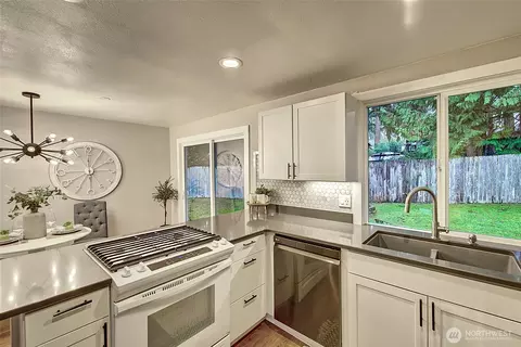 Kitchen - 20304 11th Dr SE, Bothell, WA 98012 photo 2 of 5