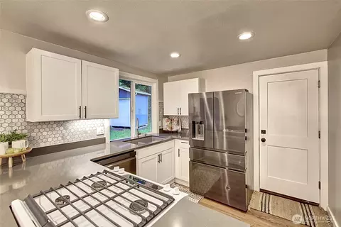 Kitchen - 20304 11th Dr SE, Bothell, WA 98012 photo 3 of 5