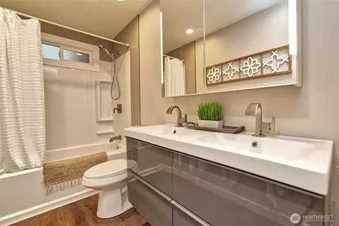 Bath - 20304 11th Dr SE, Bothell, WA 98012 photo 1 of 2
