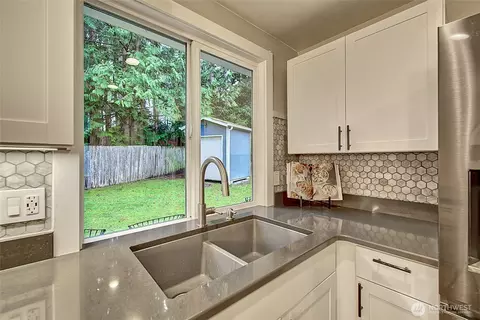Kitchen - 20304 11th Dr SE, Bothell, WA 98012 photo 4 of 5