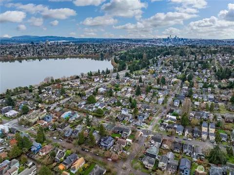 View/Area - 715 N 70th St, Seattle, WA 98103 photo 2 of 3