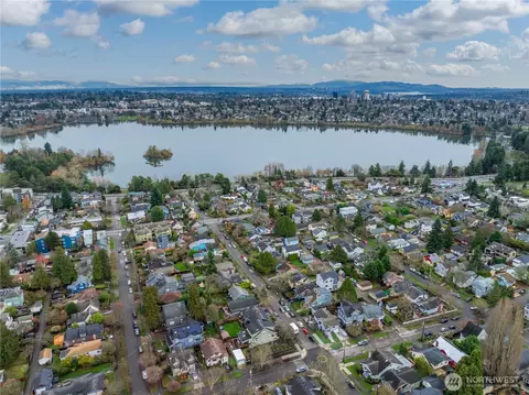 View/Area - 715 N 70th St, Seattle, WA 98103 photo 1 of 3