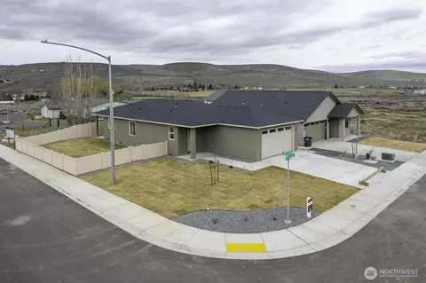 915 Ivy St NE, Ephrata, WA 98823