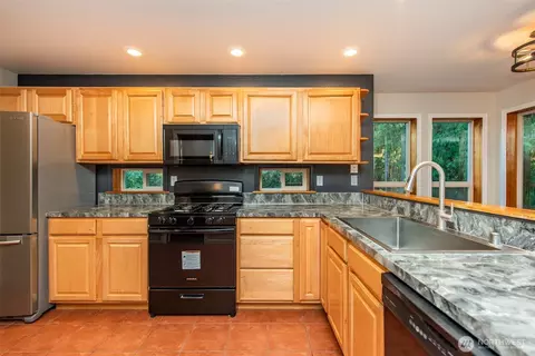 Kitchen - 62 Pierson Ln, Sequim, WA 98382 photo 6 of 7