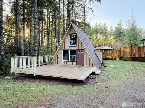 550 E Trails End Dr, Belfair, WA 98528